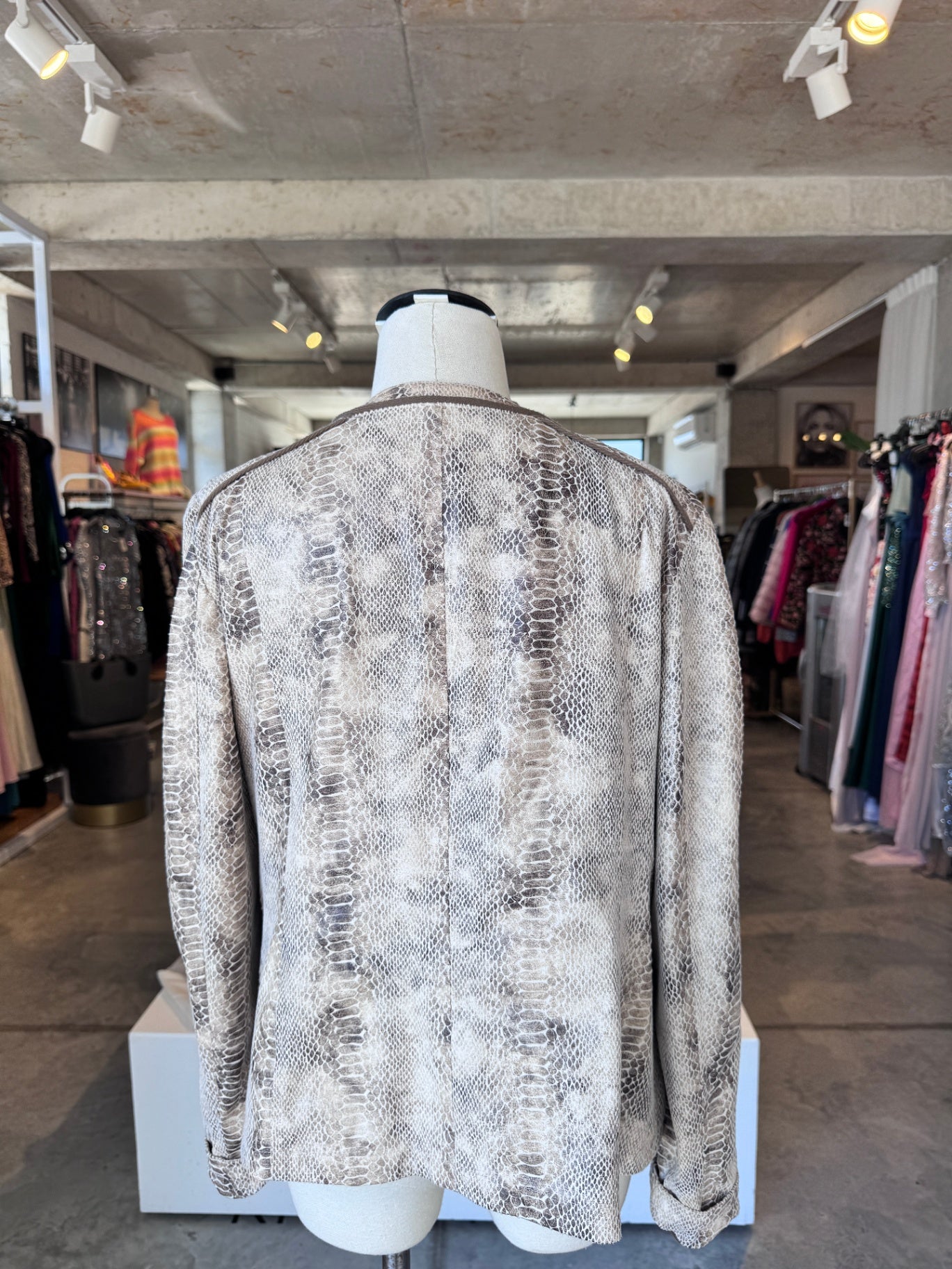 Isabell beige/brown patterened snakeskin jacket  12  RRP 2.2K