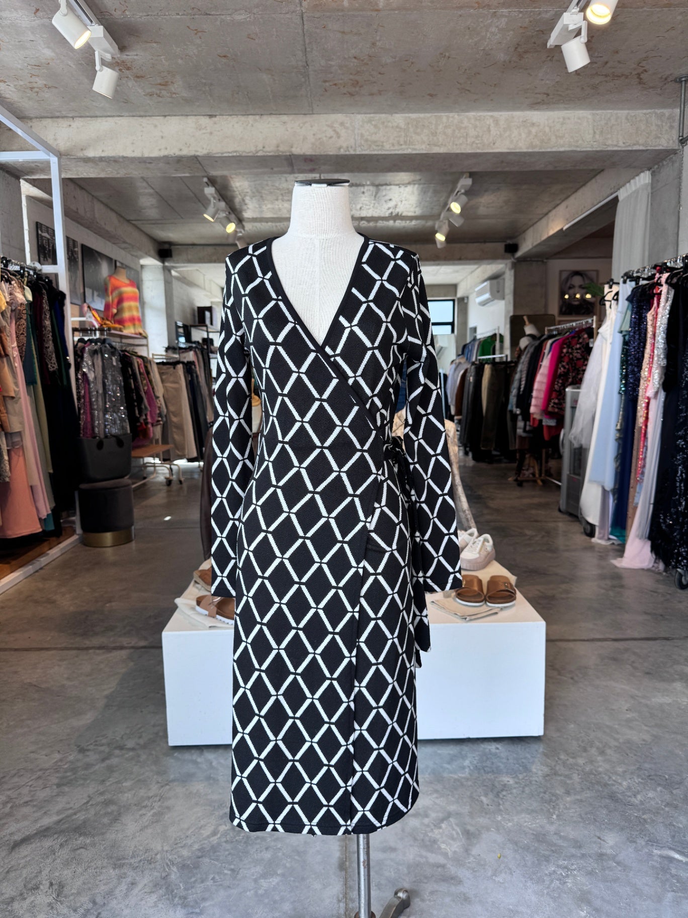 G Couture b/w geometric patterned l/sleeve wrap dress 34