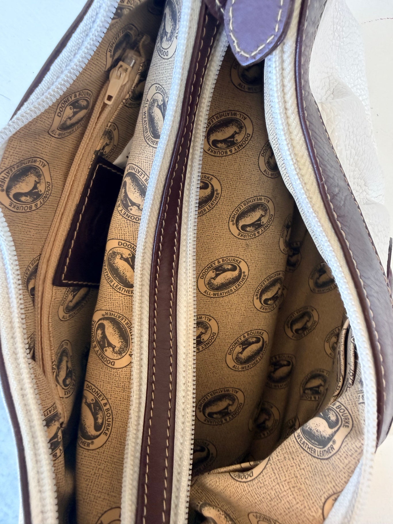 Dooney & Bourke white pebbled small leather shoulder bag RRP 4.5