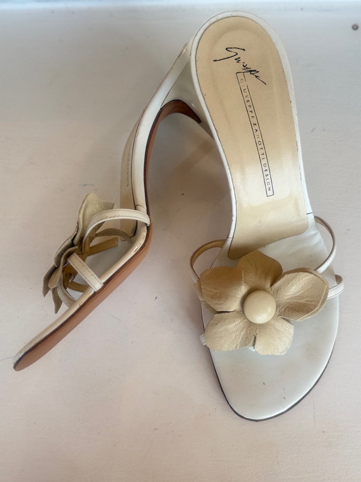 Giuseppe Zanotti cream flower mules size 6 RRP 10K