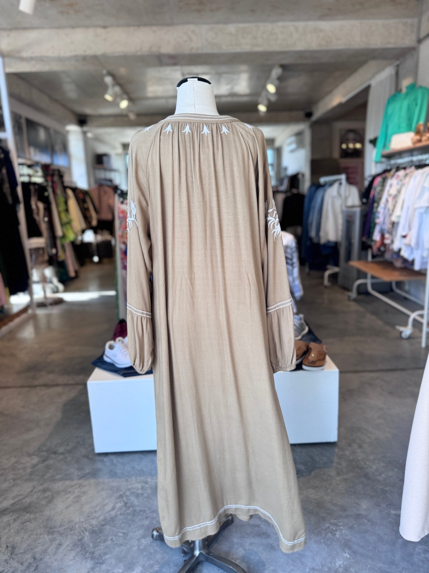 Desray beige maxi dress w white embroidery & belt 30