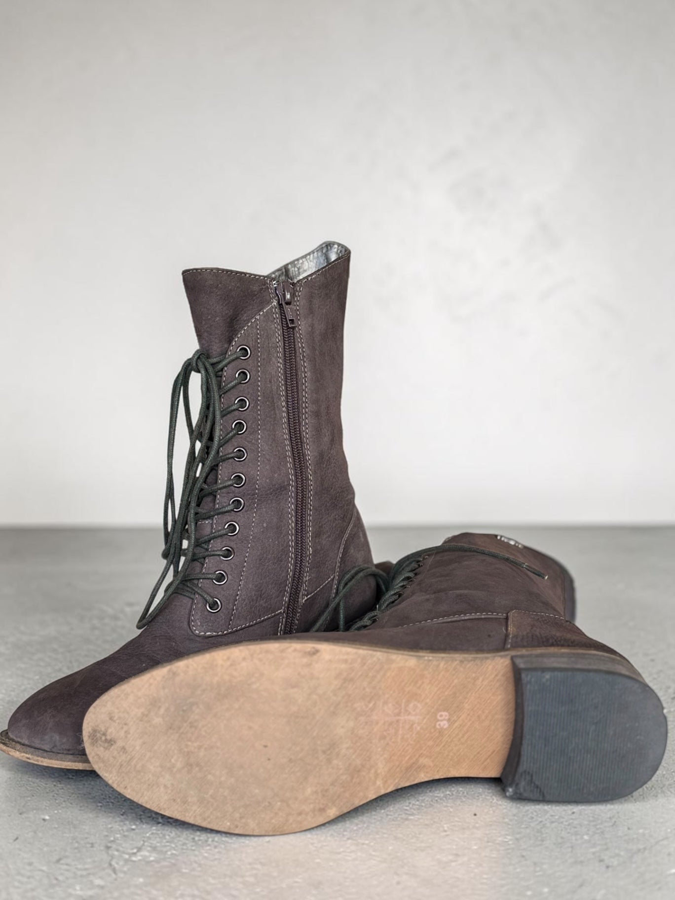 Pringle grey leather combat boot w lace up detail & folded cuff 39 RRP 3.2K